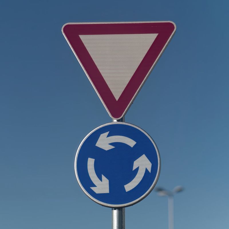 Vorfahrt beachten vor dem Kreisverkehr - Städer Fahrschule
