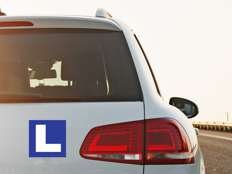 Auto mit L Zeichen zur Lernfahrt - Städer Fahrschule