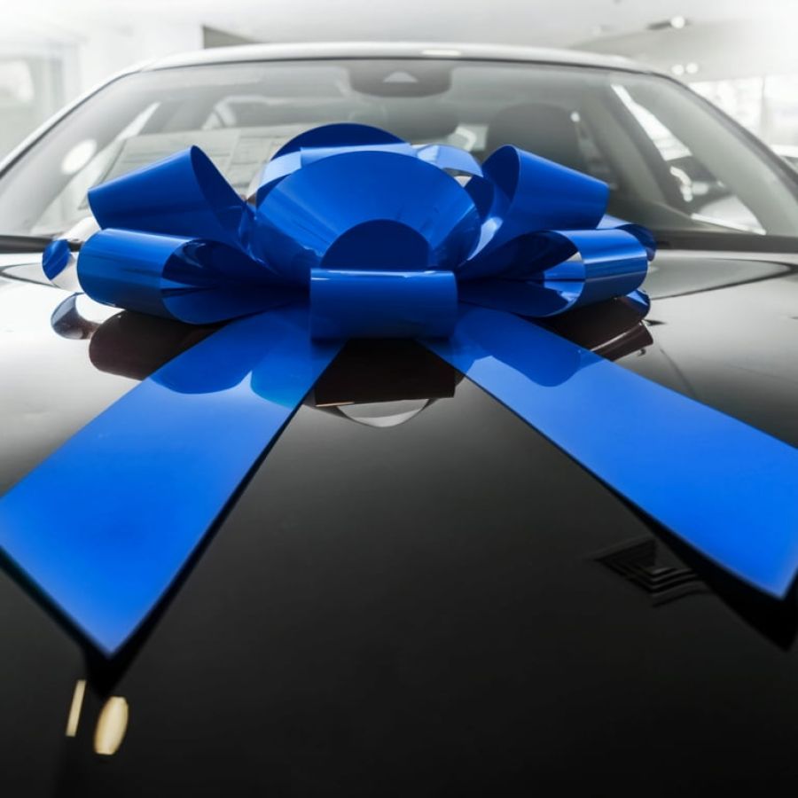 Geschenkschleife auf einem Auto- Geschenkgutscheine der Städer Fahrschule